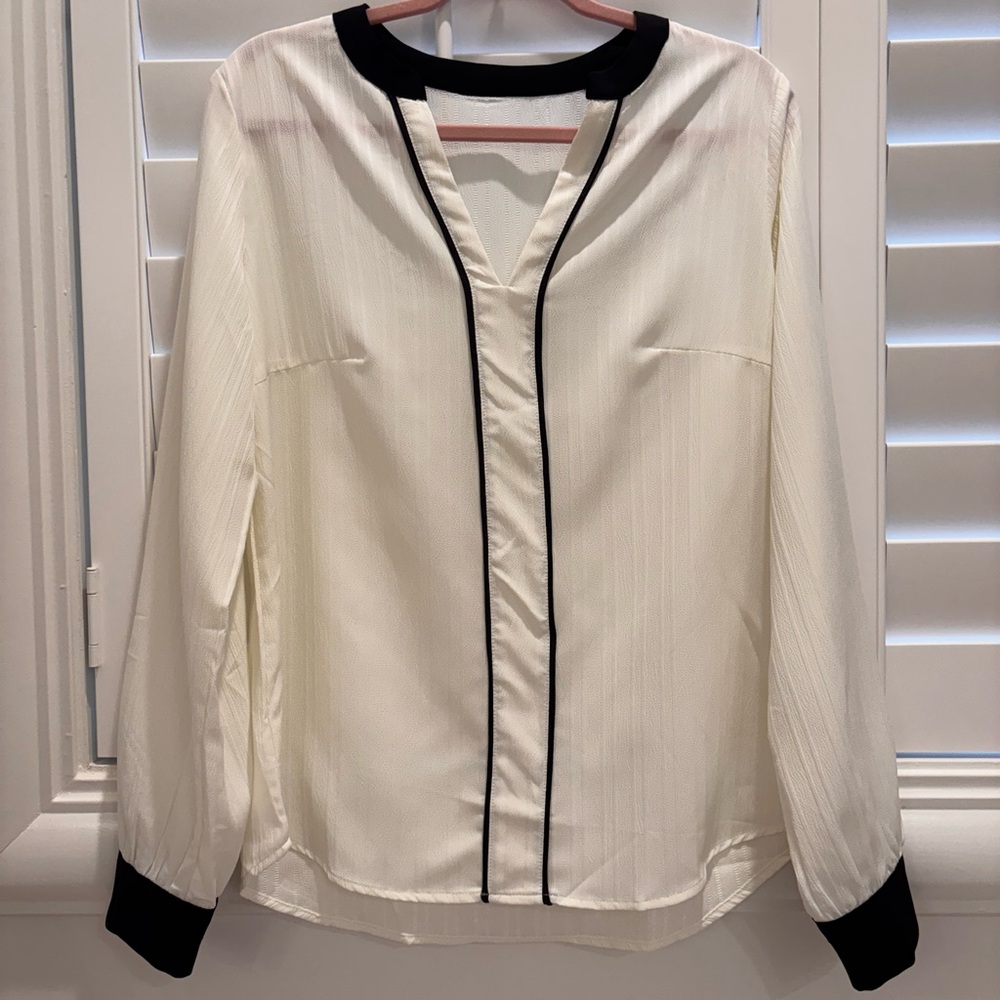 Elegant White and Black Women's Top - Picture 3 of 5